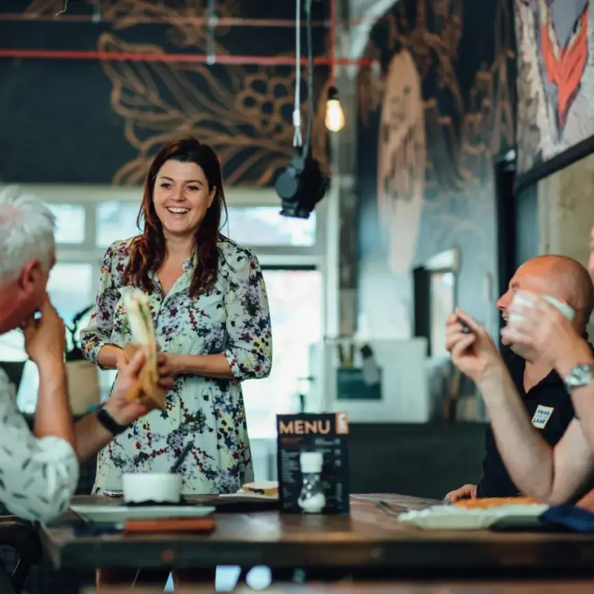 Ondernemers ontmoeten elkaar in het café op het bedrijventerrein