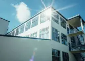 Industriële gevel in de zon op een bedrijventerrein