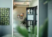Kantoor met groene moswand