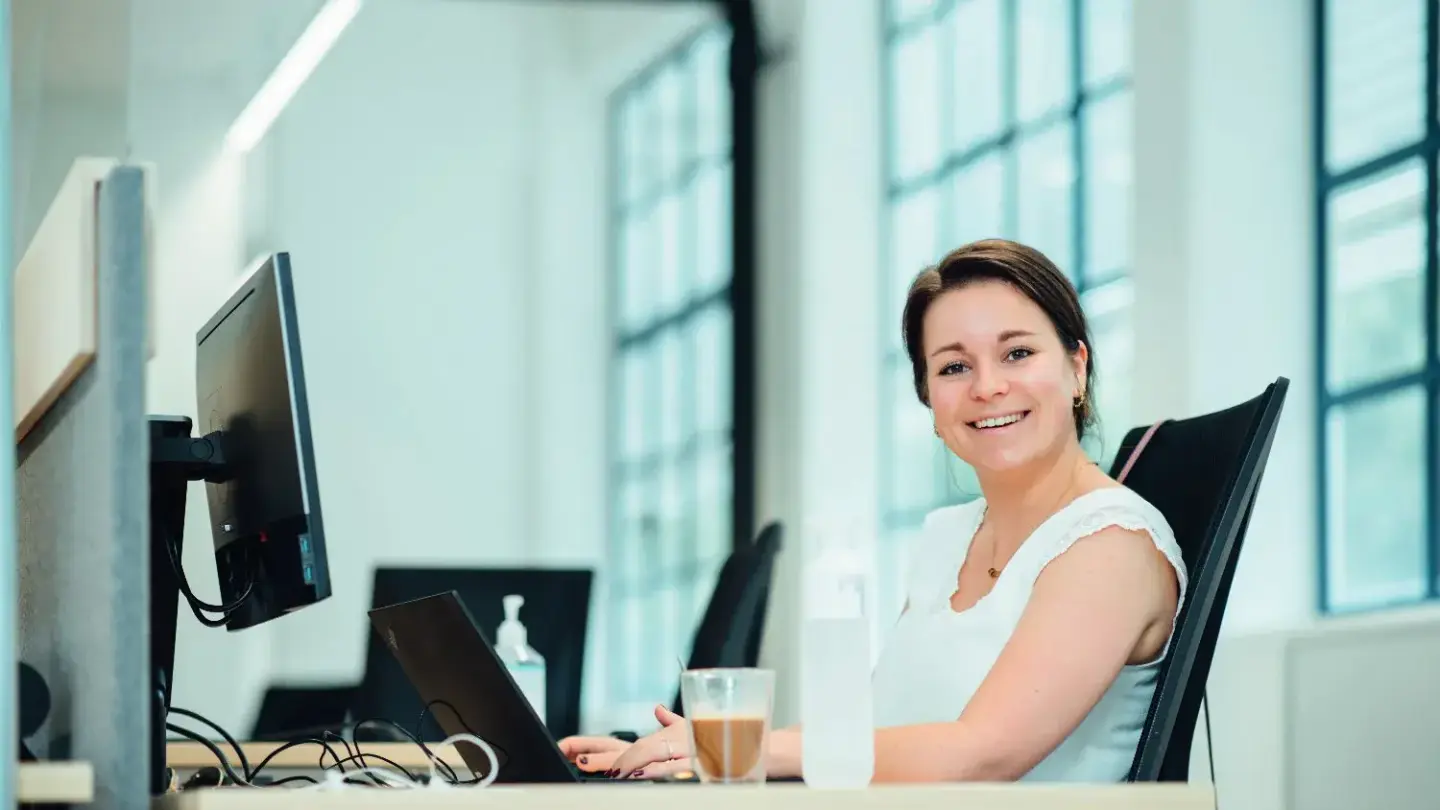 Vrouw aan het werk achter haar bureau