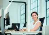 Vrouw aan het werk achter haar bureau