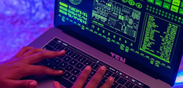 Ondernemer werkt op een laptop met beveiligingssoftware